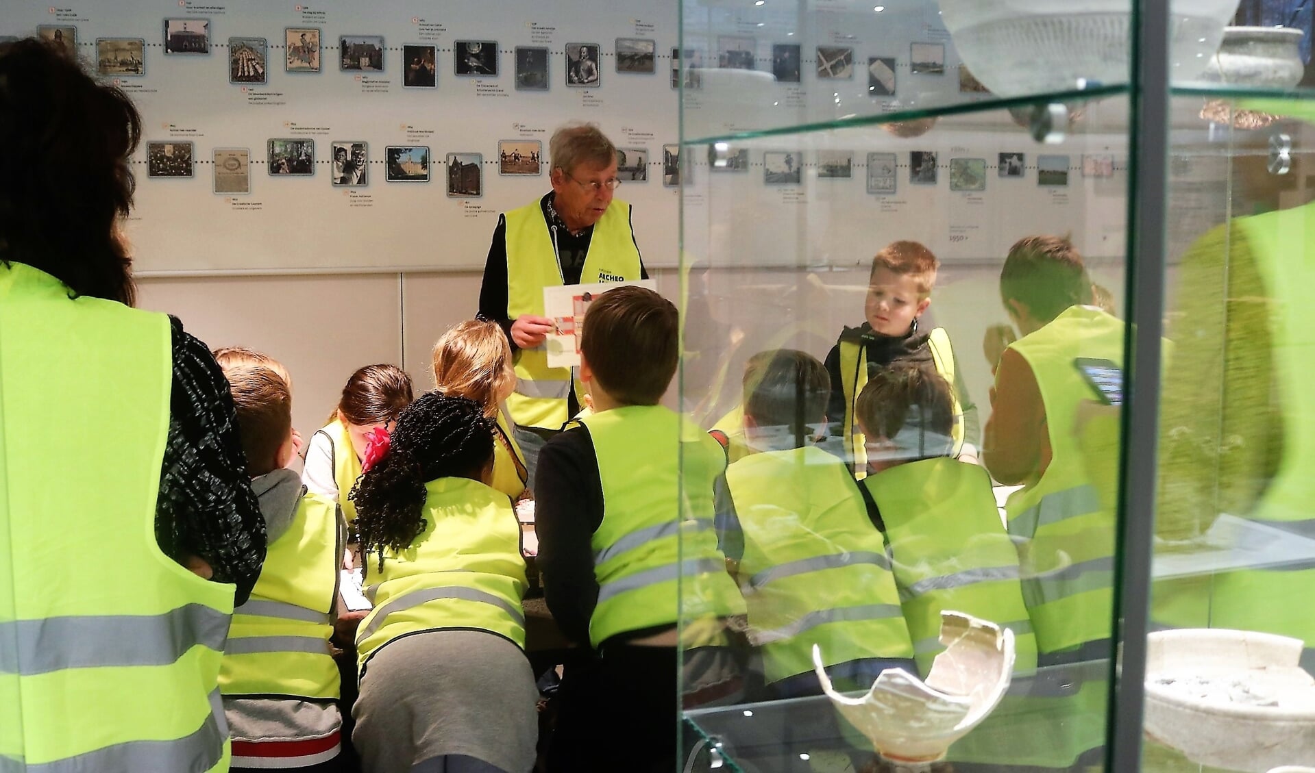 Martien Koolen, amateur archeoloog van het Graafs Museum, hier bij een workshop archeologie voor kinderen afgelopen januari, was bij de eerste radarscan op het terrein aanwezig. (foto: Annelies Graafsma)