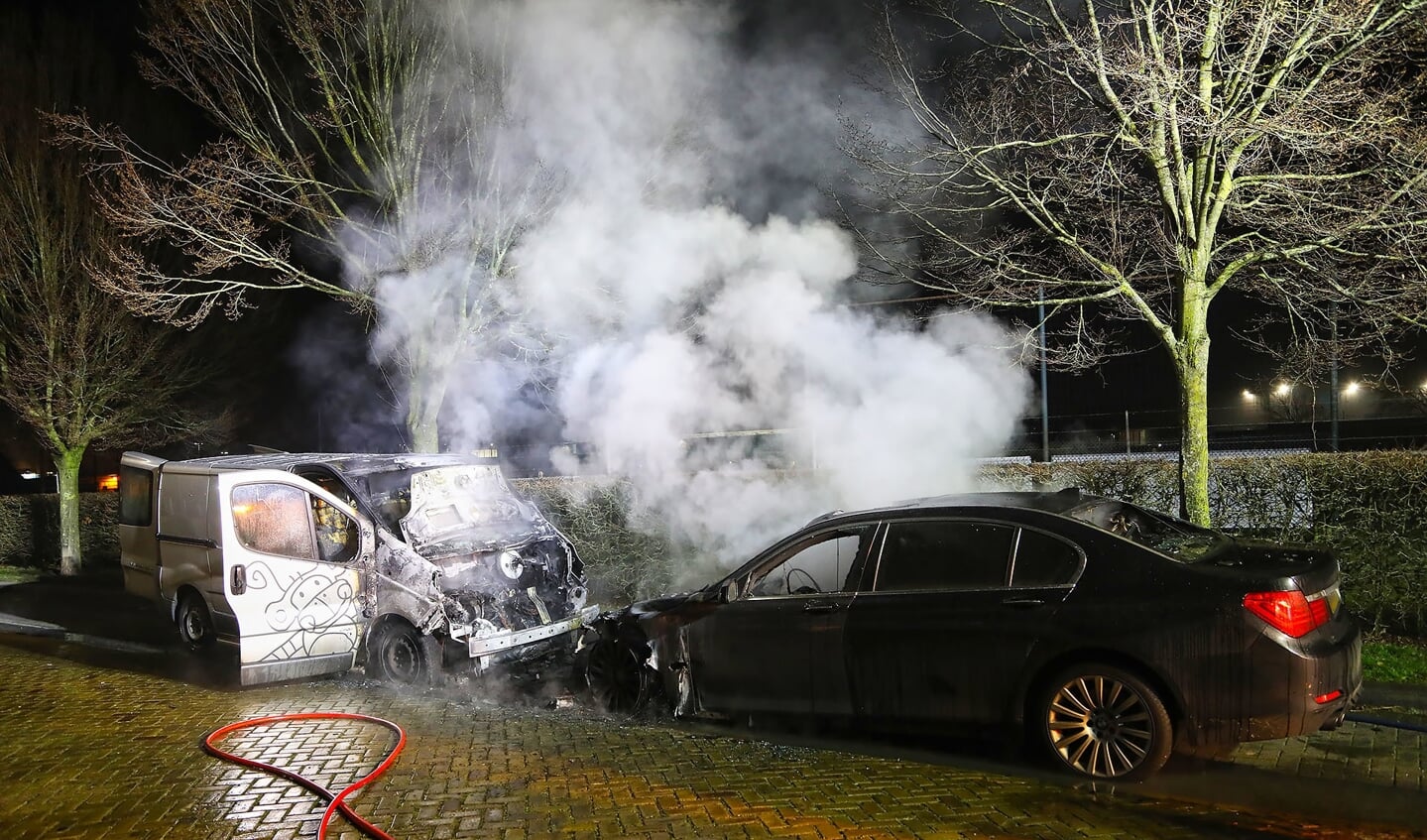 Opnieuw autobranden in Oss, nu in de Willem Barendszstraat. (Foto: Gabor Heeres / Foto Mallo)