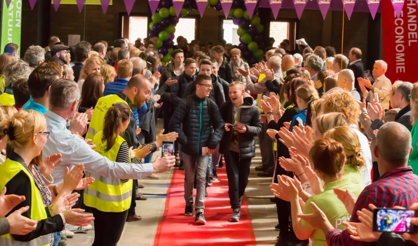 De jongeren worden groots onthaald tijdens het Beroepenfeest. (foto: On Stage)
