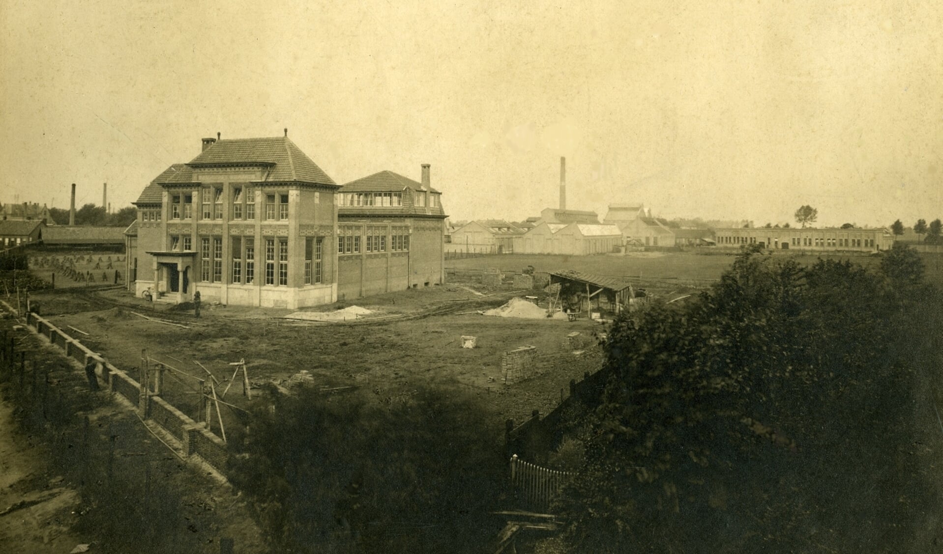 Het nieuwe kantoorgebouw, een ontwerp van Oscar Leeuw, kort voor de oplevering in 1919. Op de achtergrond is het fabrieksterrein te zien. Collectie Stadsarchief Oss.