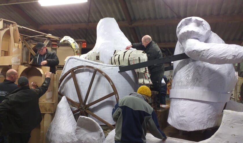 B.V. Niks uit Zijtaart is druk bezig met de bouw van de 33ste carnavalswagen