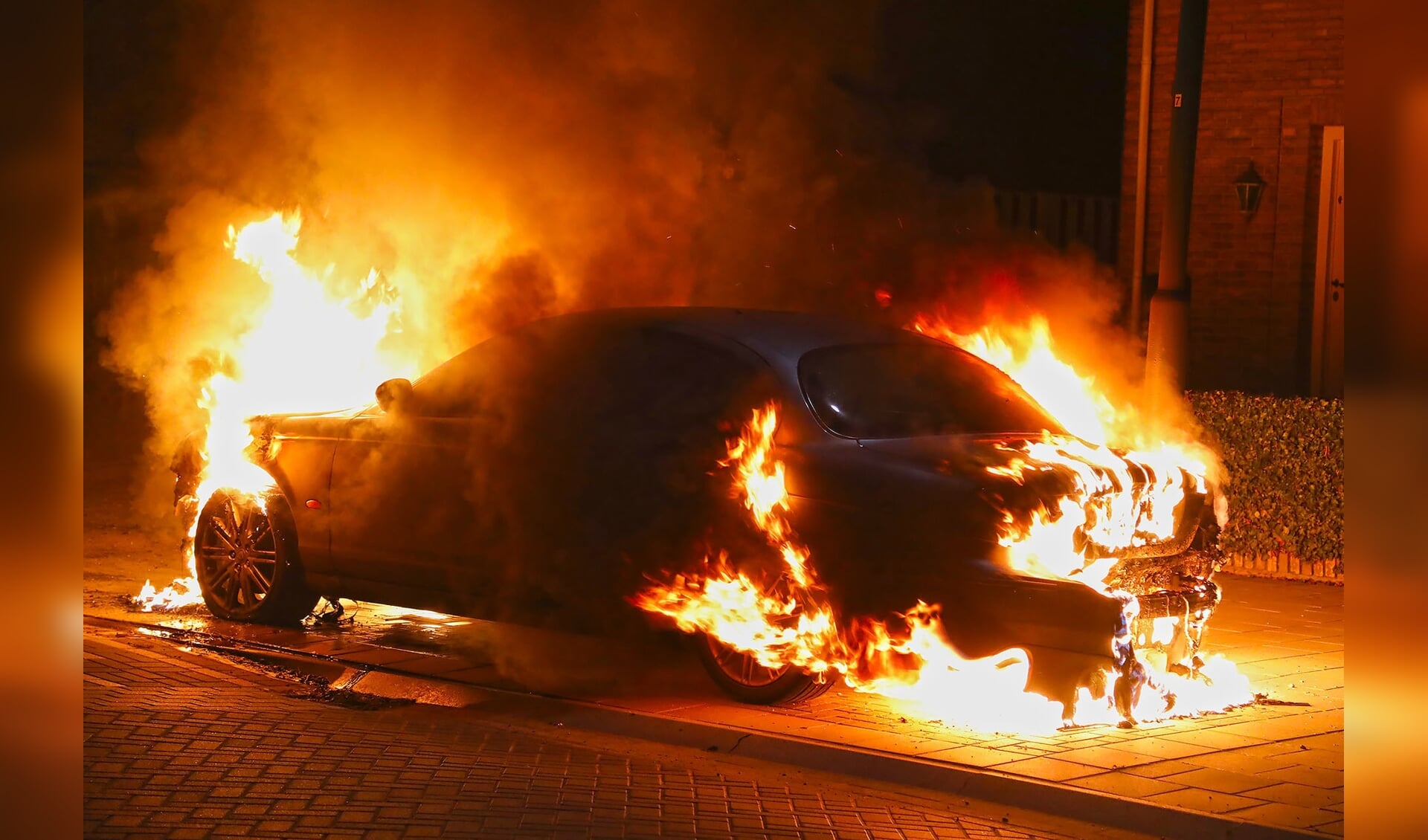 Weer een autobrand in Oss; Jaguar volledig uitgebrand. (Foto: Gabor Heeres / Foto Mallo)