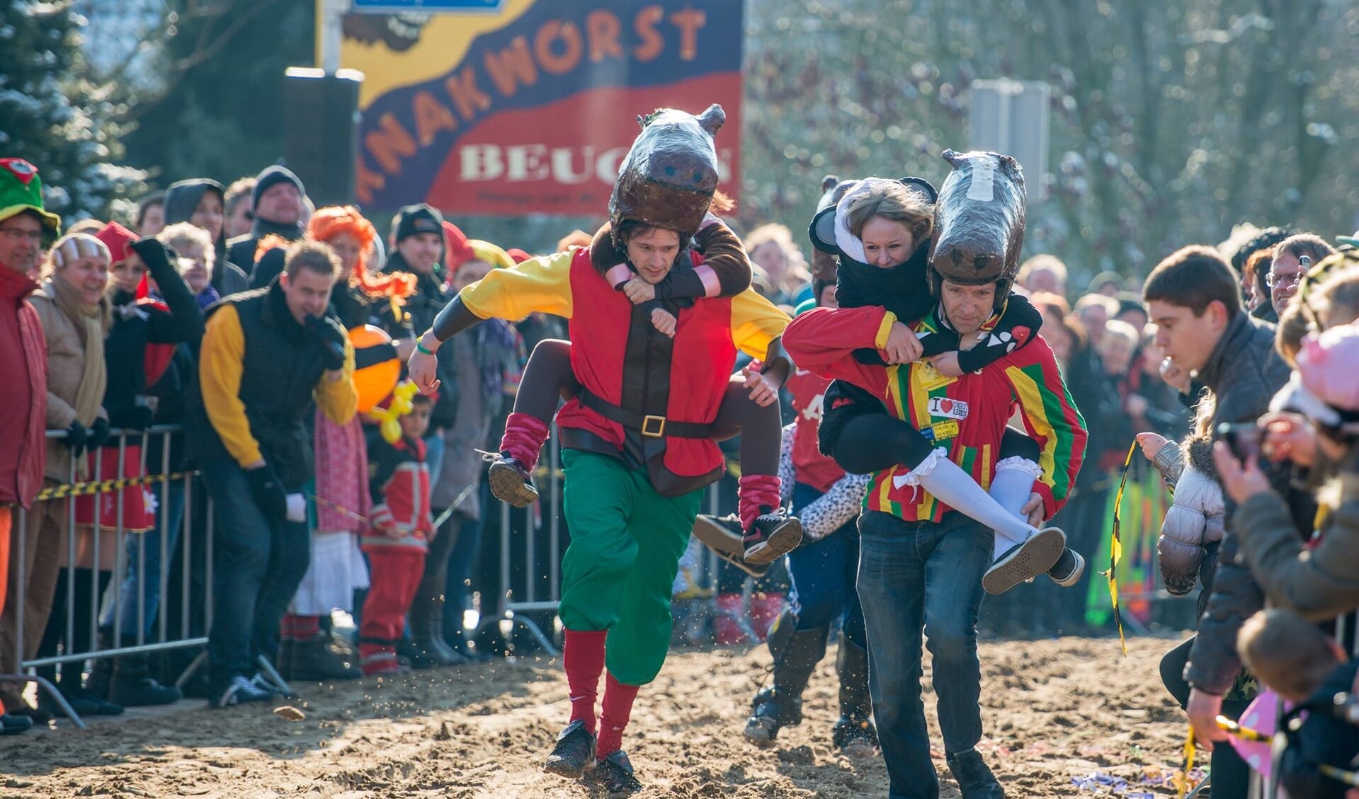 De Knakworstrennen, een grappige traditie in Beugen.