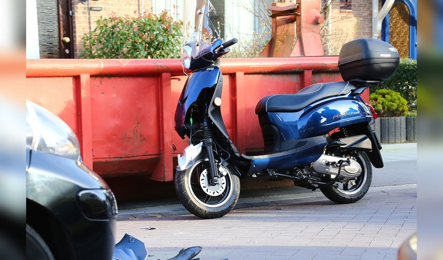 Scooterrijder gewond bij ongeval in Rudolf van Baarlestraat. (Foto: Charles Mallo / Foto Mallo)
