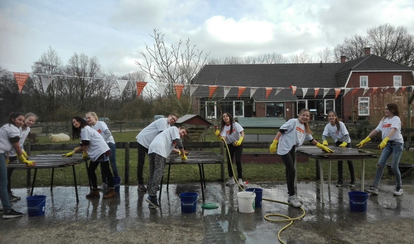 Brugklassers jenaplan Boxmeer steken handen uit de mouwen op de Metameer Doedag vrijdag 15 maart.