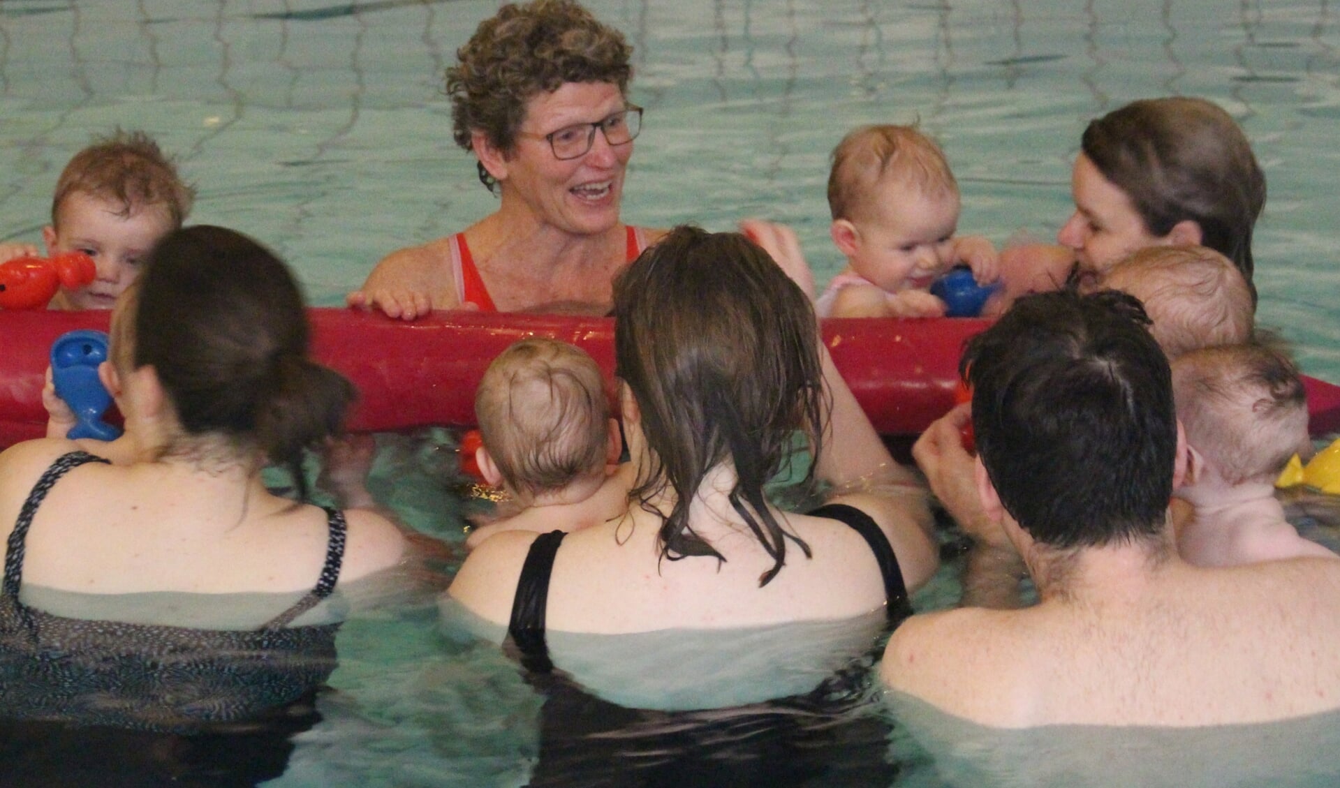 Simone Swinkels tijdens een les babyzwemmen bij Fitland Mill. 