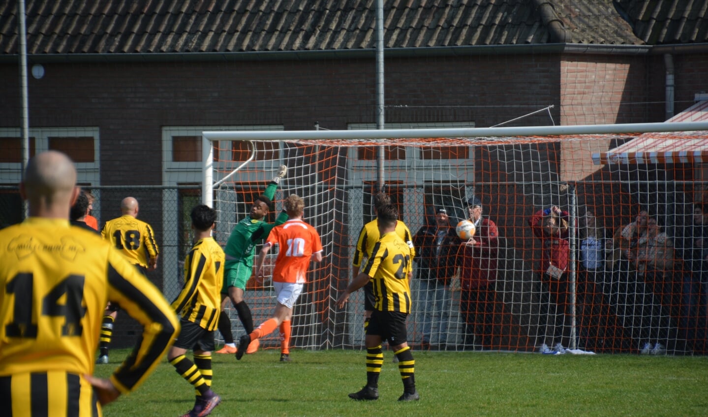 VOW was thuis met 3-1 te sterk voor koploper HVV Helmond. (foto's: Arno Korsten)