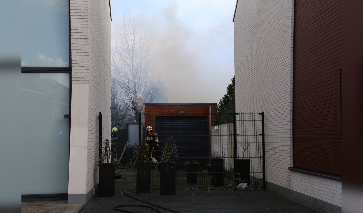 Brandweer opgeroepen voor schuurbrand in Berghem. (Foto: Charles Mallo / Foto Mallo)