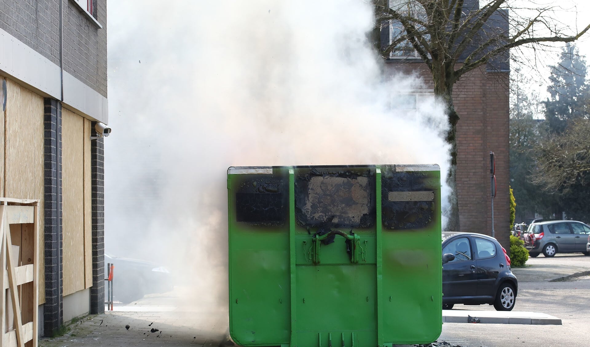 Containerbrand in Wethouder van Eschstraat zorgt voor veel rookoverlast