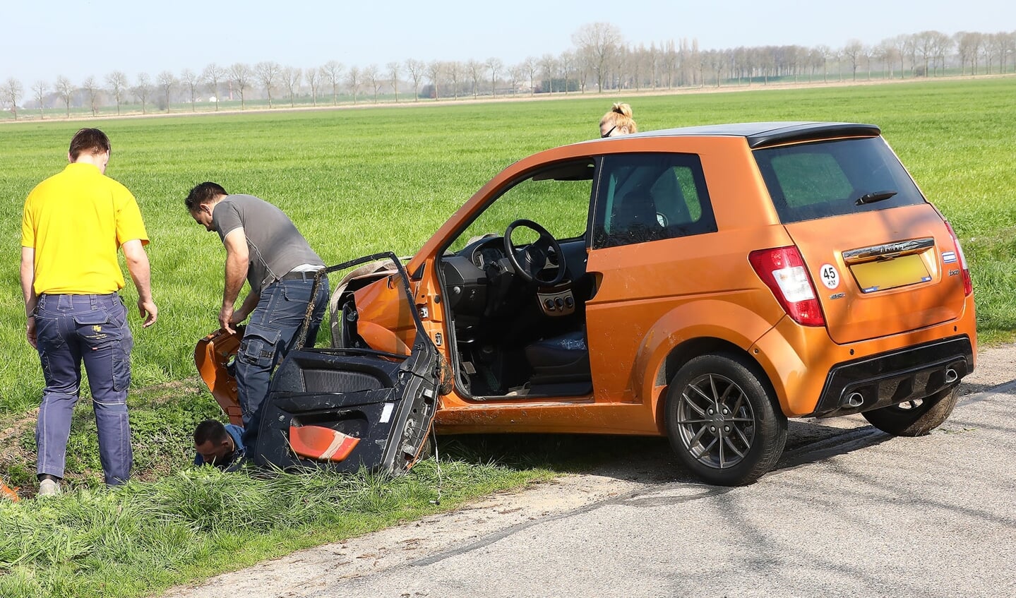 Gewonden bij ongeval met 45 km auto in Dieden. (Foto: Charles Mallo / Foto Mallo)