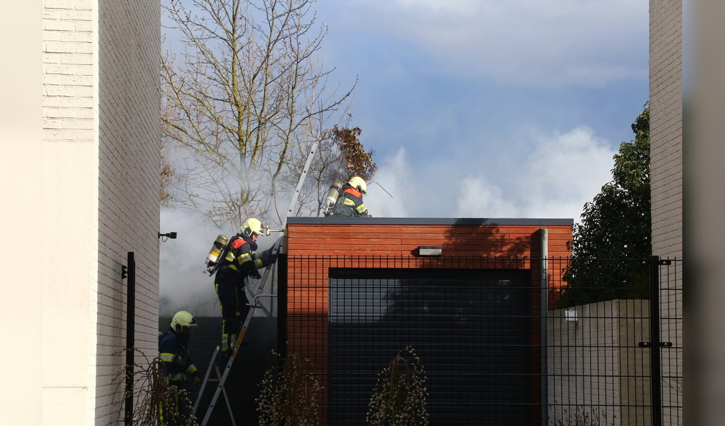 Brandweer opgeroepen voor schuurbrand in Berghem. (Foto: Charles Mallo / Foto Mallo)