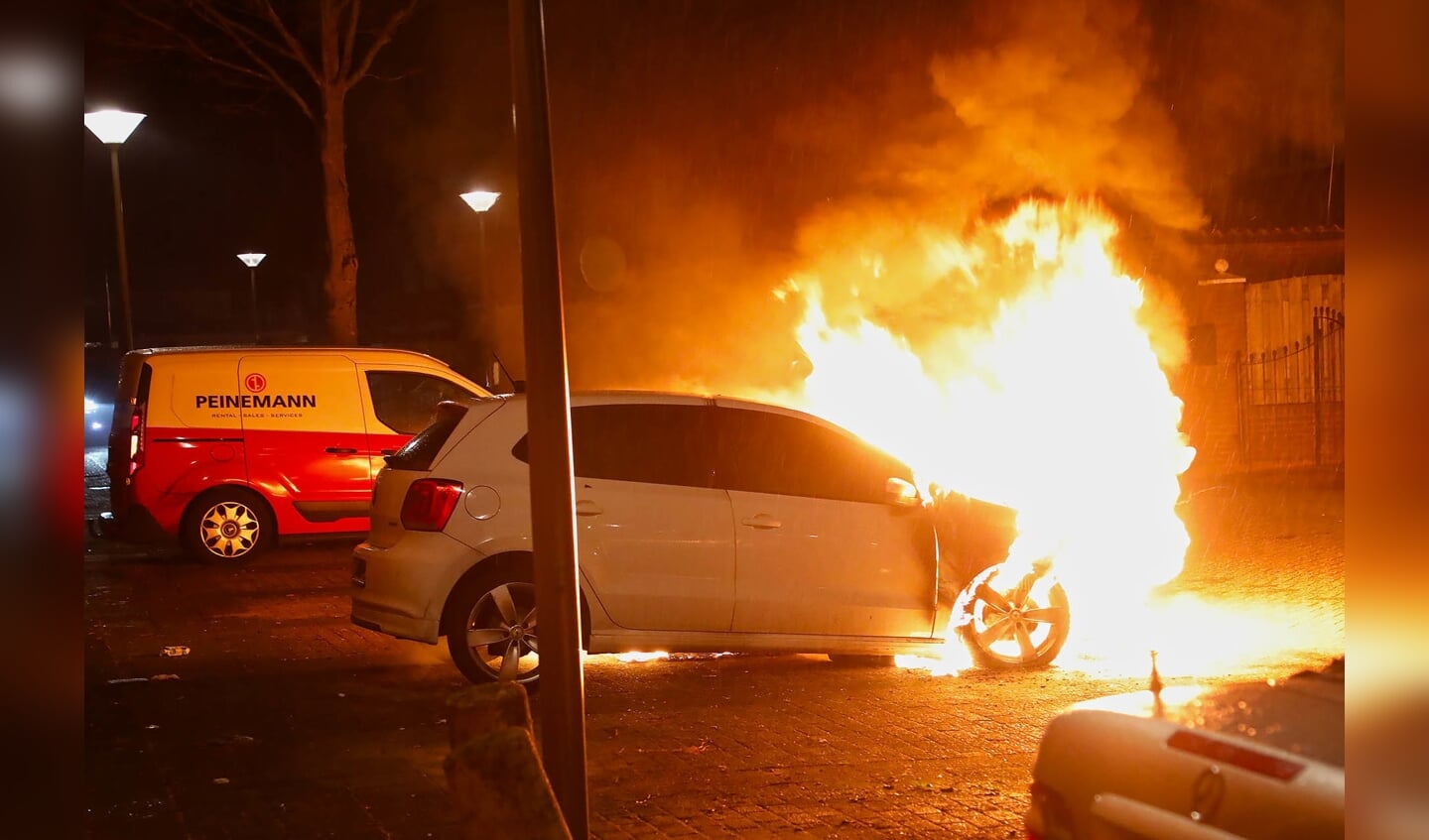 Autobrand brandt uit in Schapedreef. (Foto: Gabor Heeres / Foto Mallo)