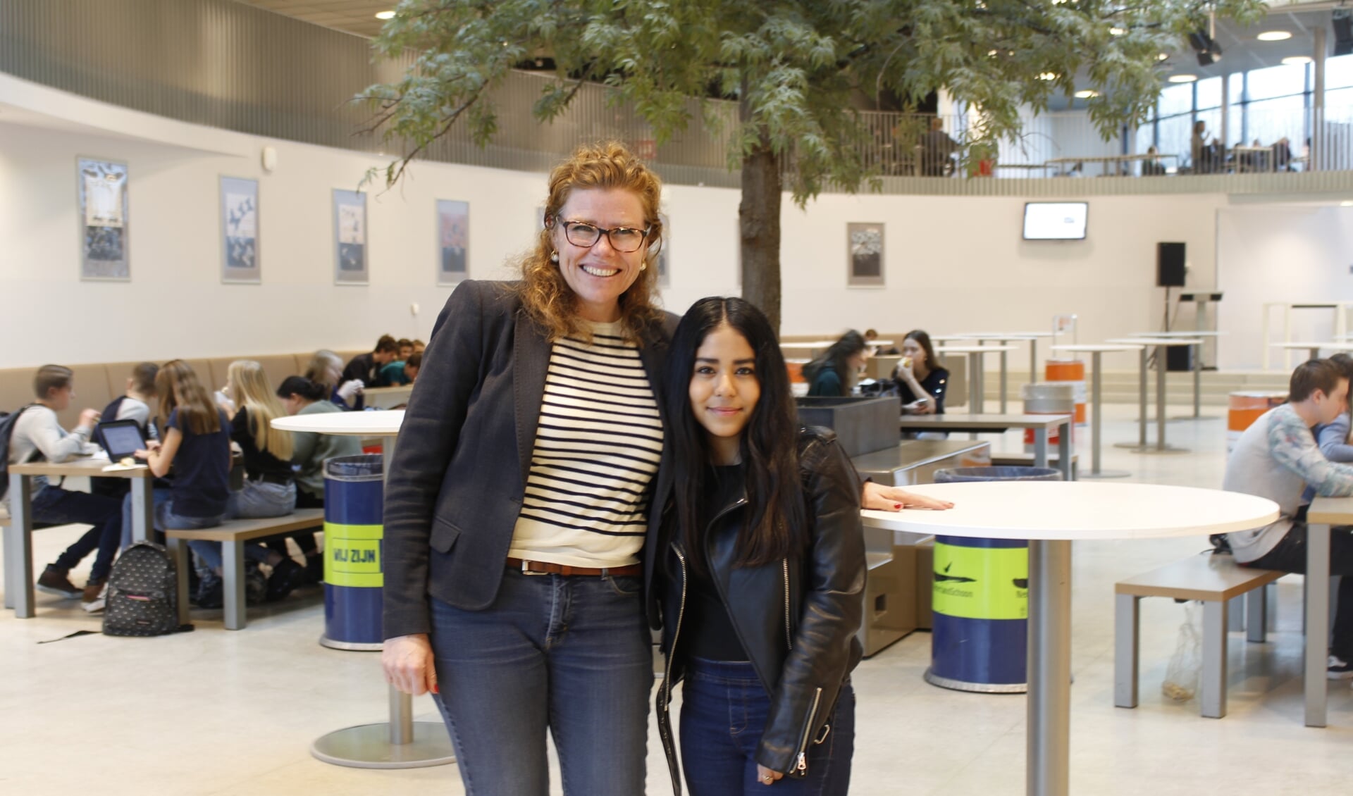 Barbara Sol en Fernanda Zavala (L) gingen op uitwisseling in elkaars thuisland. Barbara ging naar Mexico en Fernanda zit op school in Nederland. 