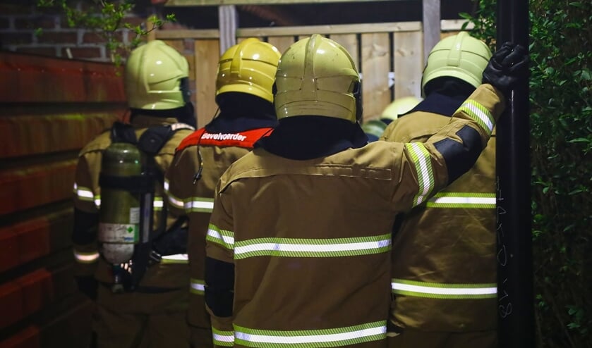 De brandweer in de Zwaluwstraat. (Foto: Gabor Heeres / Foto Mallo)