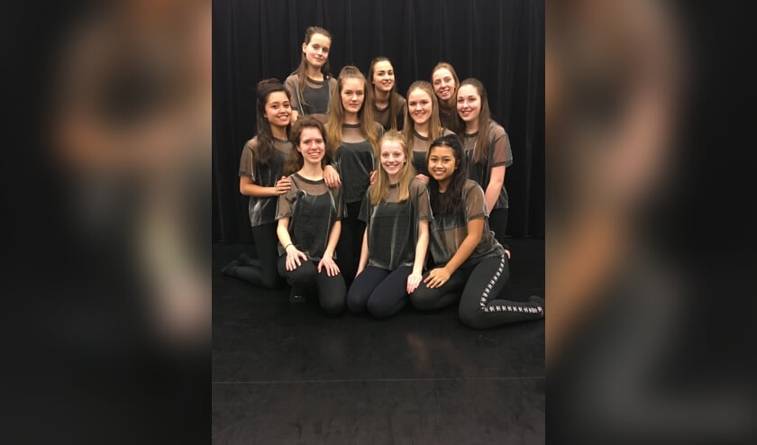 Berdy en haar dansgroep van Phoenix Cultuur.