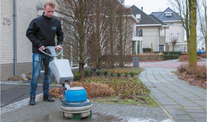 Veghelaar Nick van der Horst is gestart als De Borstelman.