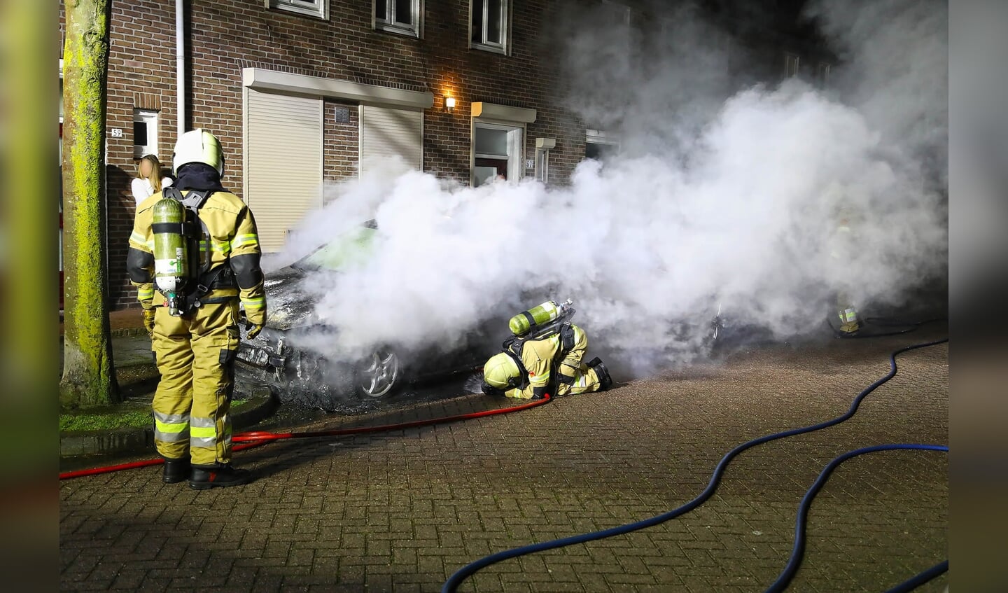 Autobranden in de Katwijkstraat. (Foto: Gabor Heeres / Foto Mallo)