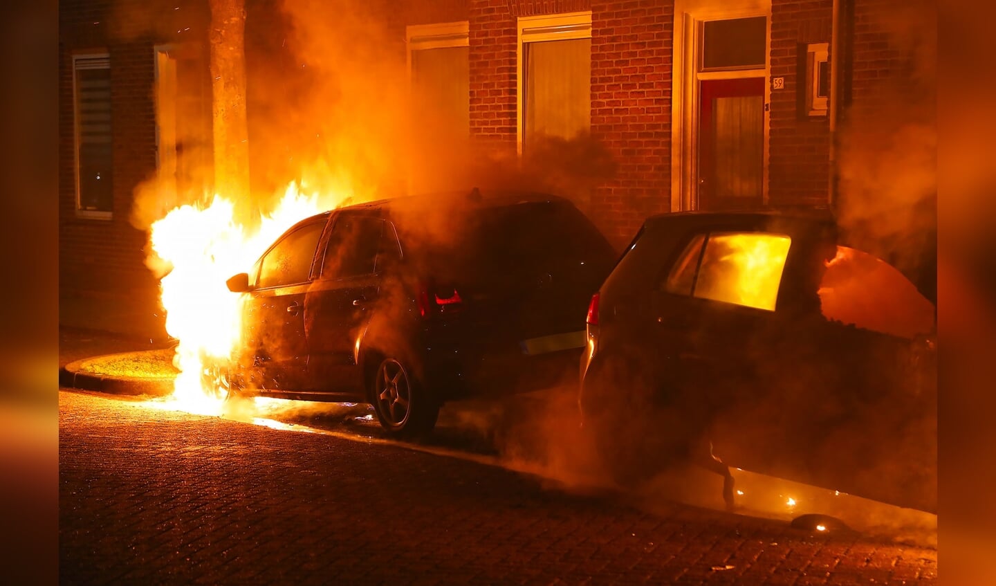 Autobranden in de Katwijkstraat. (Foto: Gabor Heeres / Foto Mallo)