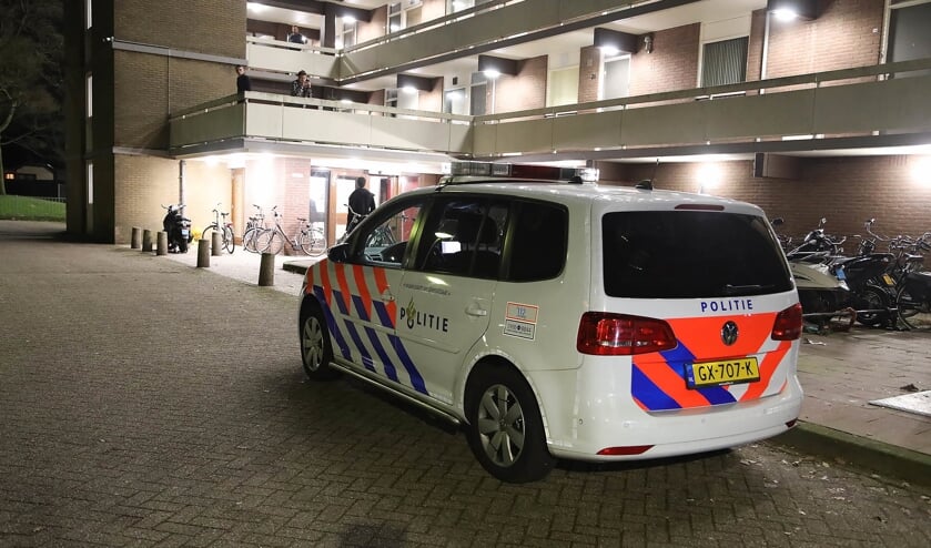 Politie in de Listzgaarde. (Foto: Gabor Heeres / Foto Mallo)