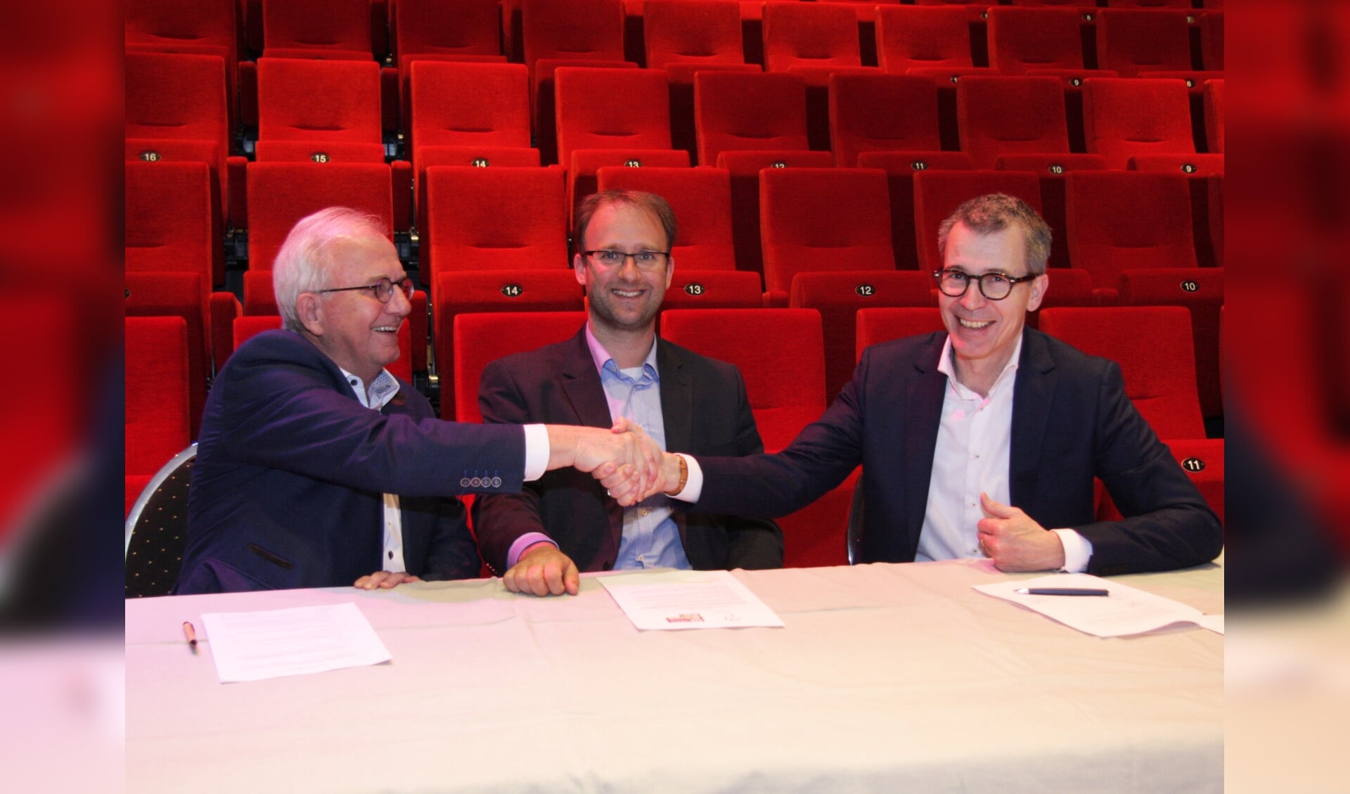 Ondertekening overeenkomst De Blauwe Kei en ’t Spectrum door Harry Vermeulen (R) en Leo van Rozendaal (L) in het bijzijn van wethouder Roozendaal (foto: Ferry Tausch). 