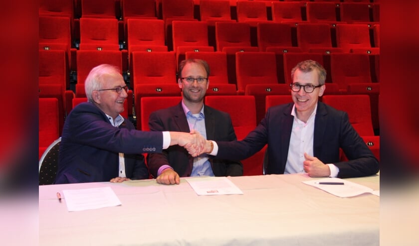 Ondertekening overeenkomst De Blauwe Kei en ’t Spectrum door Harry Vermeulen (R) en Leo van Rozendaal (L) in het bijzijn van wethouder Roozendaal (foto: Ferry Tausch).
