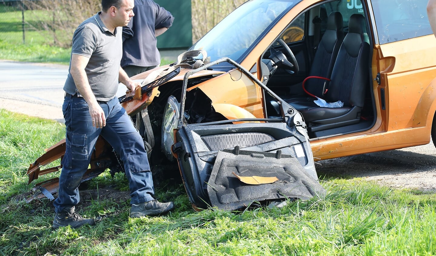 Gewonden bij ongeval met 45 km auto in Dieden. (Foto: Charles Mallo / Foto Mallo)