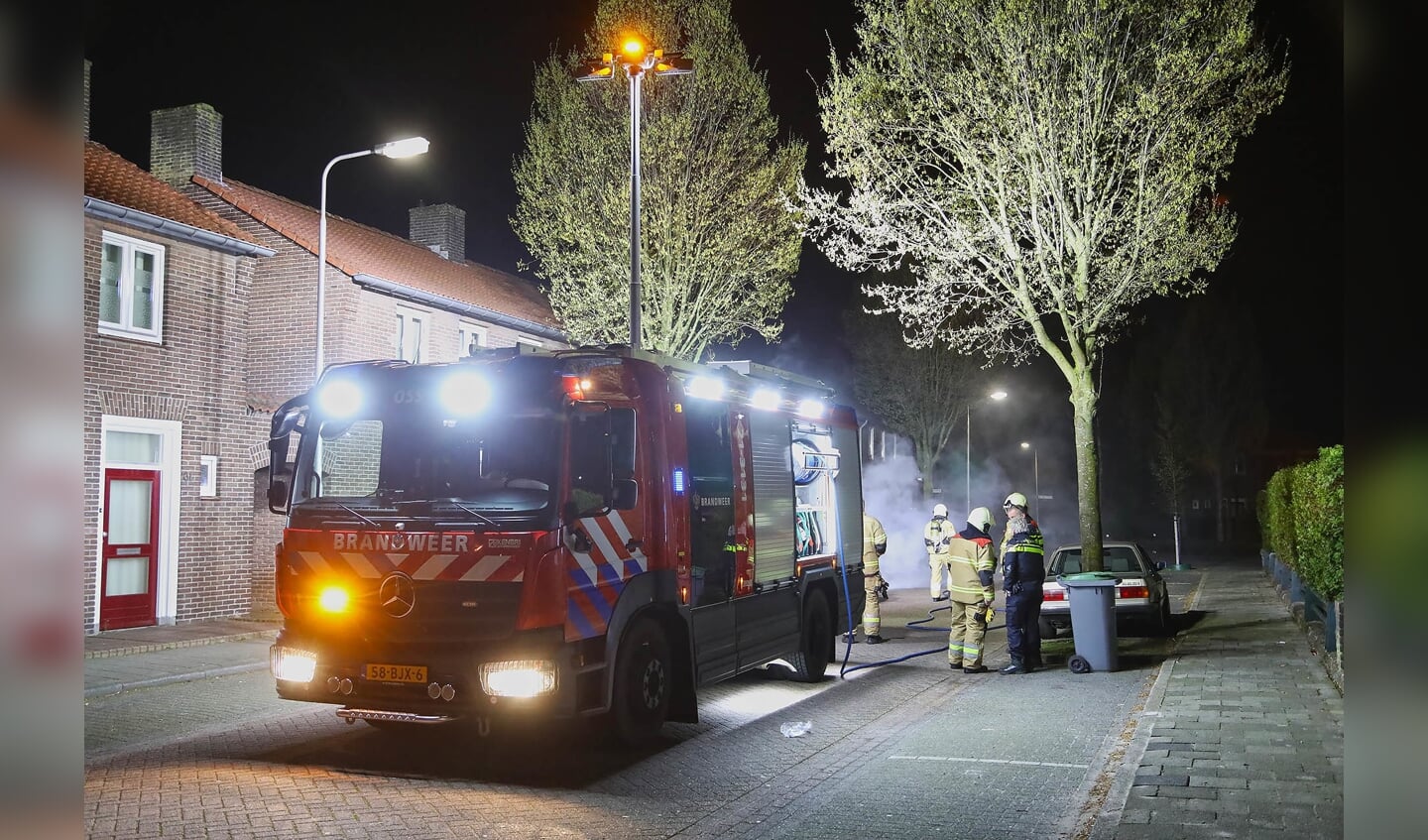 Autobranden in de Katwijkstraat. (Foto: Gabor Heeres / Foto Mallo)