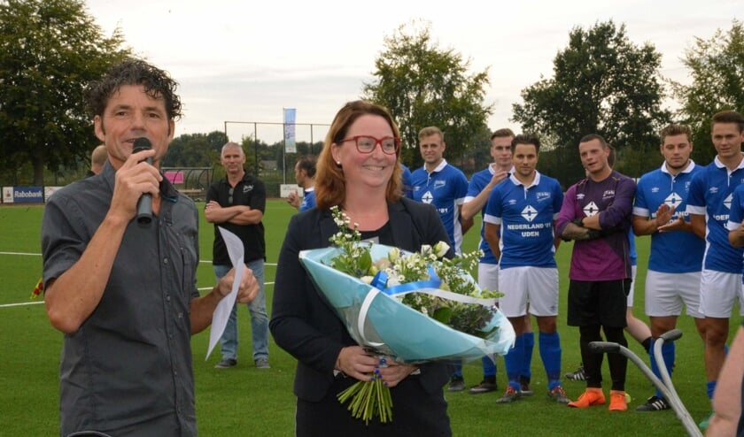 Jan van den Elzen samen met wethouder Verkuijlen bij het 50-jarig jubileum FC de Rakt vorig jaar