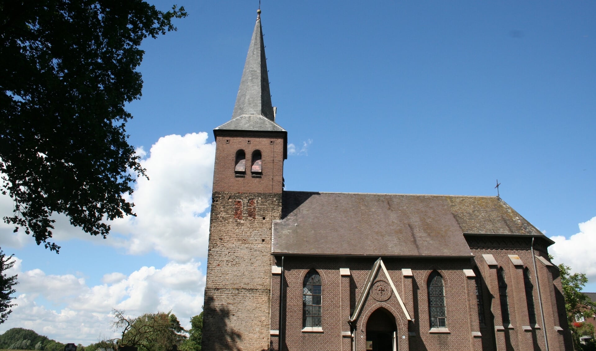De kerk in Neerlangel.
