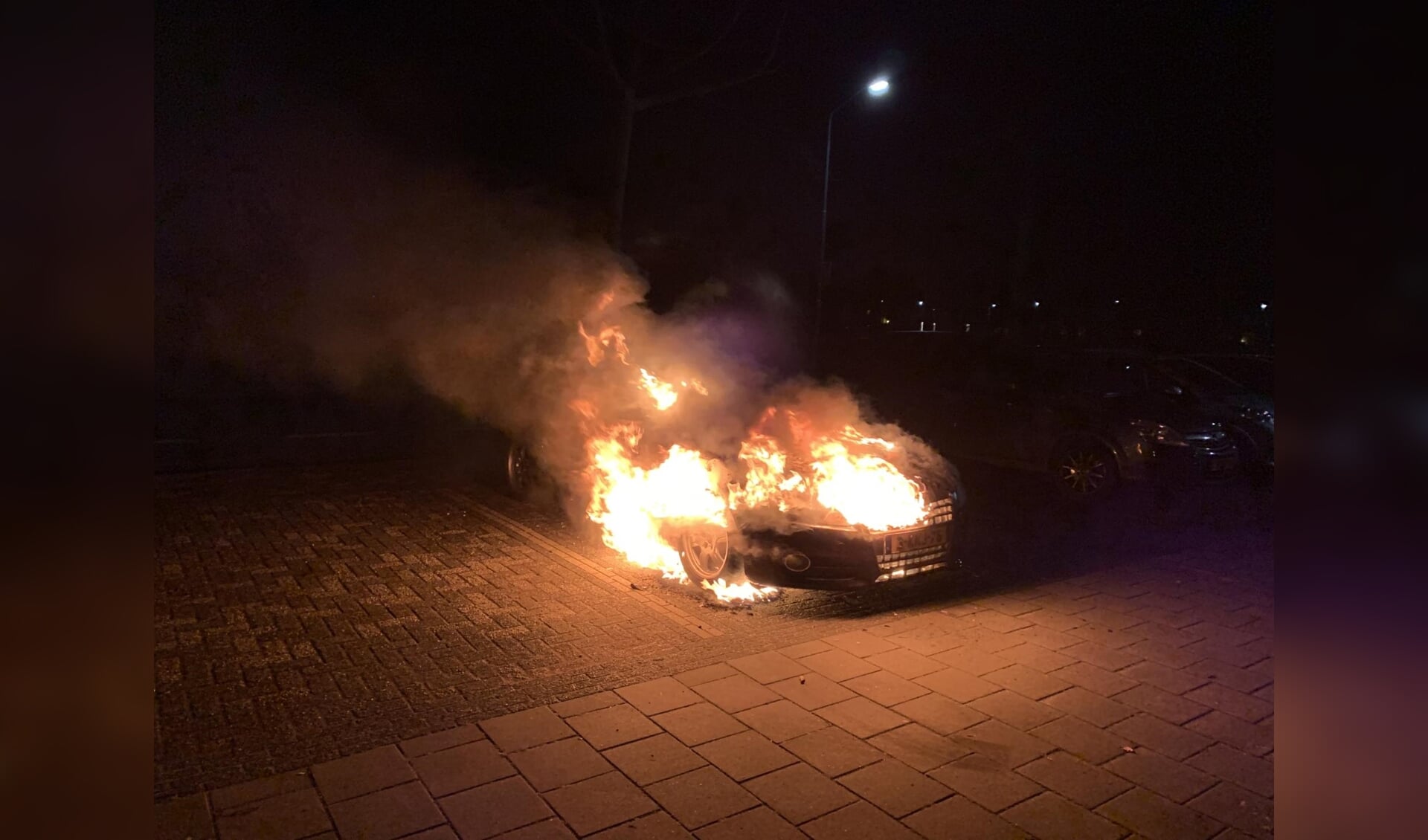 Autobrand aan de Grindlaan. (Foto: Gabor Heeres / Foto Mallo)