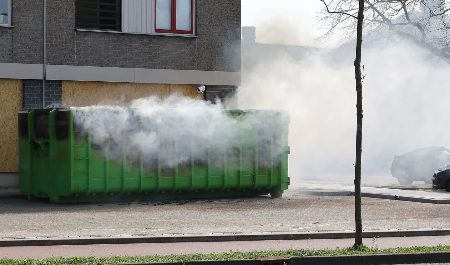 Containerbrand in Wethouder van Eschstraat zorgt voor veel rookoverlast