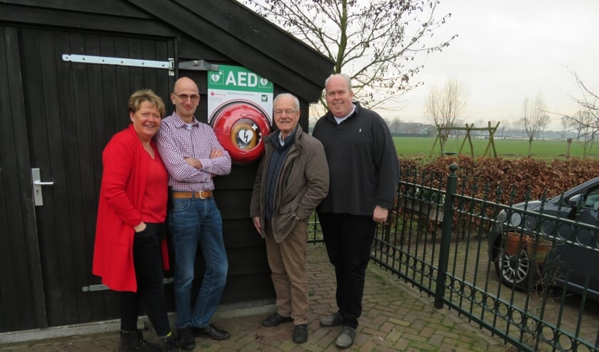 vlnr: Cisca Dijkgraaf Thomashuis Erp, Hans Rijkers AED commissie Keldonk, Leo Engelen stichting Veghel HartSave en Dennis Dijkgraaf Thomashuis Erp.