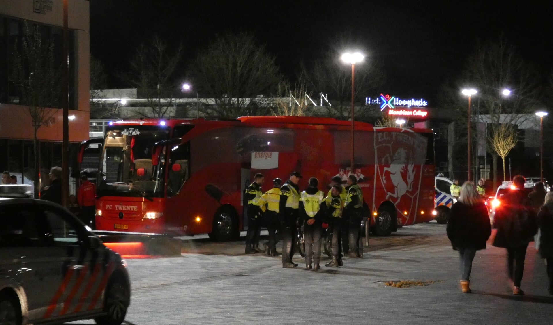 Veel politie bij TOP Oss - FC Twente. (Foto: Thomas)