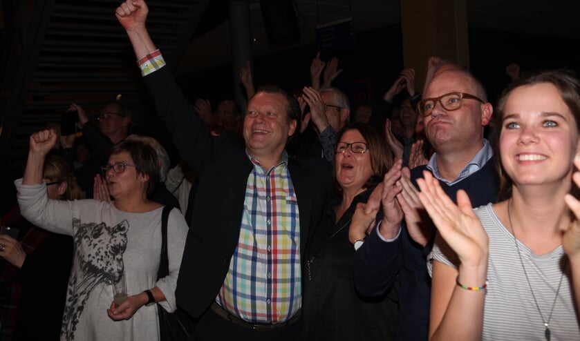 Eus Witlox balt zijn vuist na de verkiezingsoverwinning.