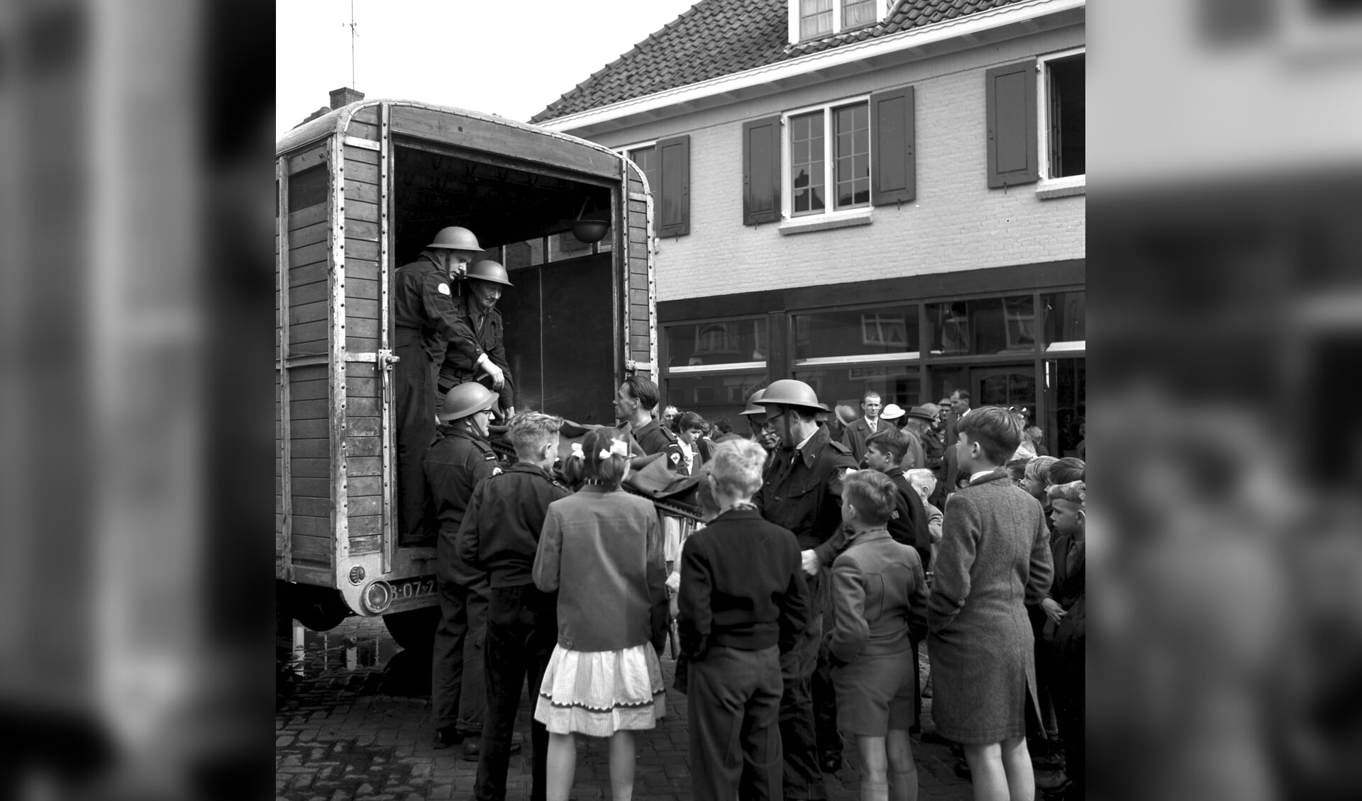 De collectie van Harry van Liempd is erg divers; het bedrijfsleven, het havengebied aan de Zuid-Willemsvaart of bijvoorbeeld de levendige stadskern tijdens talrijke Veghelse activiteiten. Het BHIC hoopt dat mensen die meer weten over een foto contact zoeken. 
