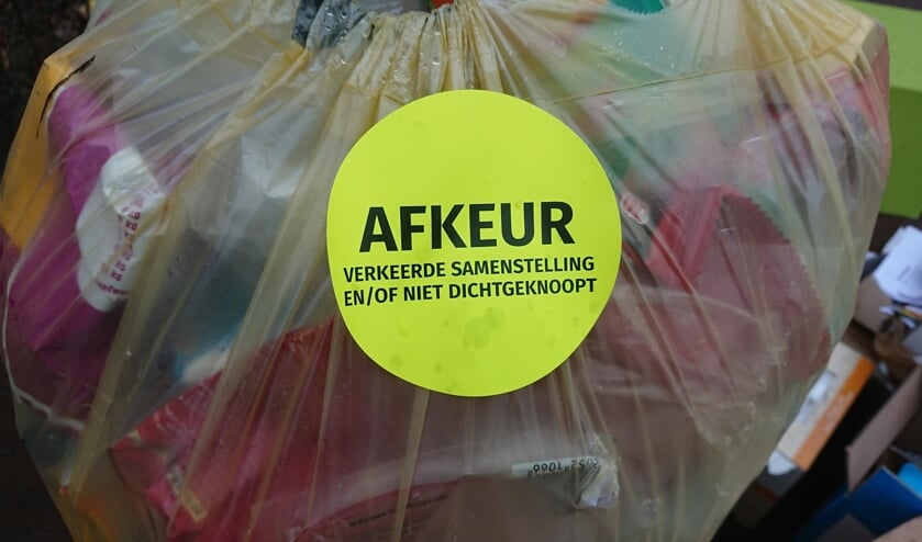 De zakken moeten goed worden aangeboden, want anders laat afvalverwerker Van Kaathoven ze liggen.