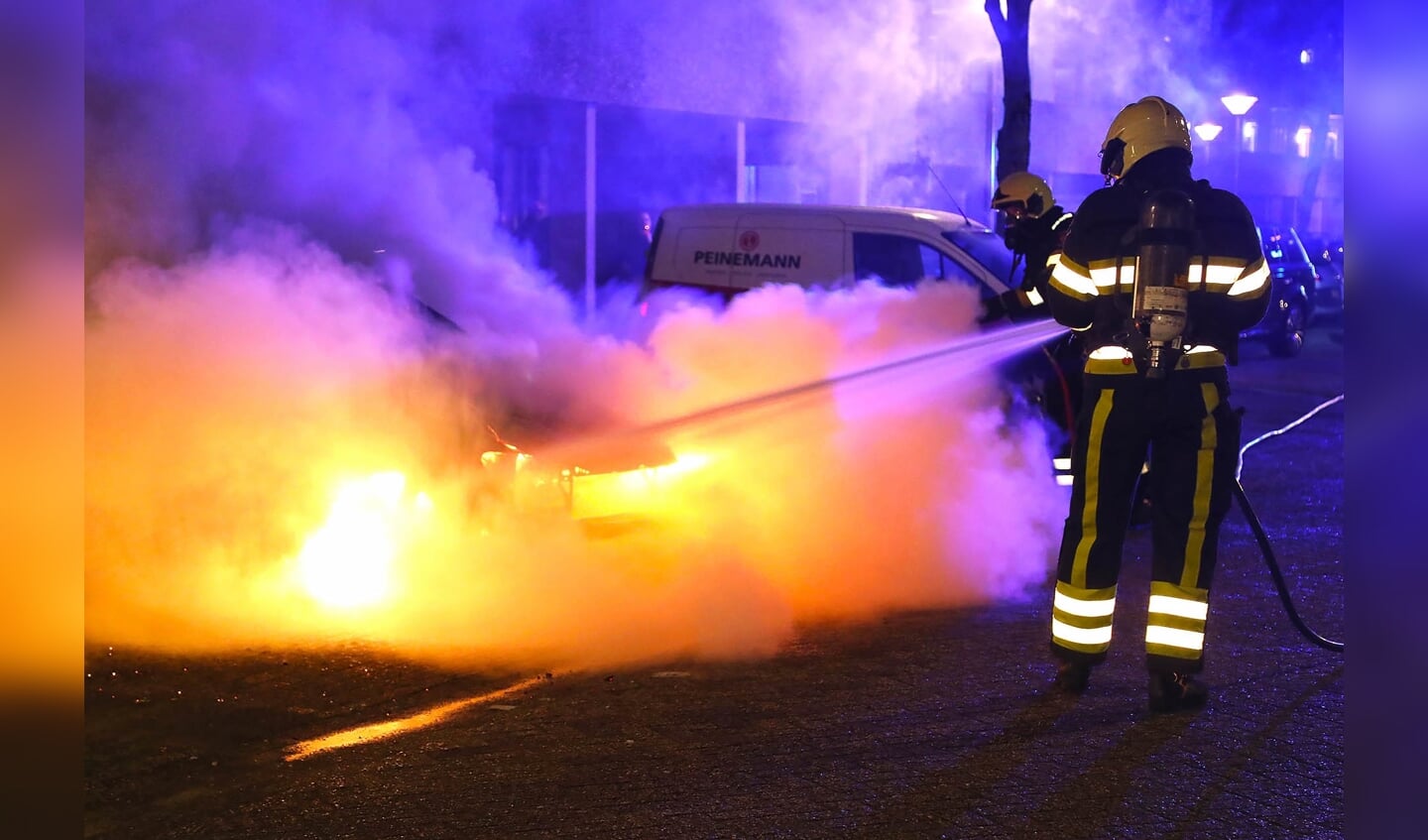 Autobrand brandt uit in Schapedreef. (Foto: Gabor Heeres / Foto Mallo)