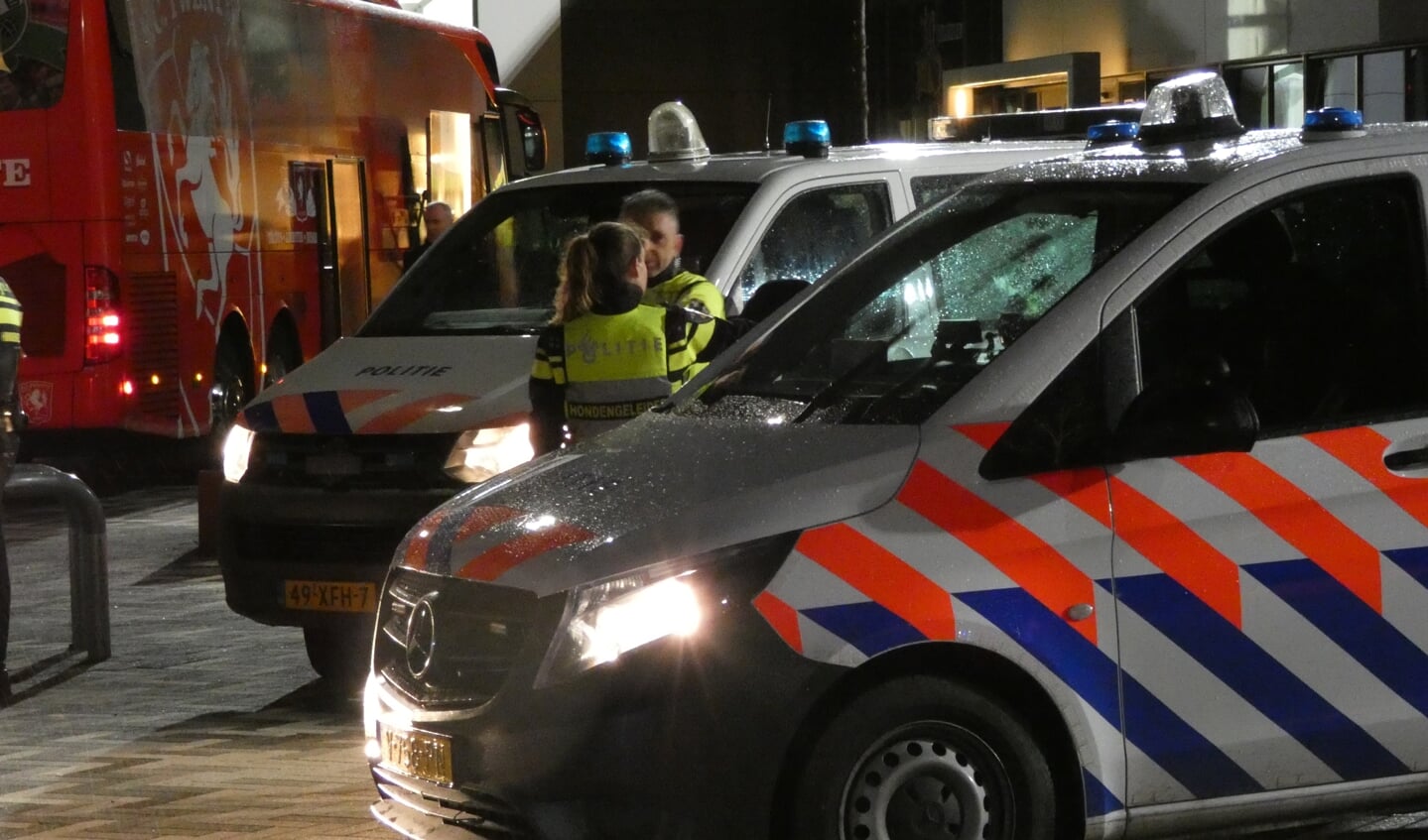 Veel politie bij TOP Oss - FC Twente. (Foto: Thomas)