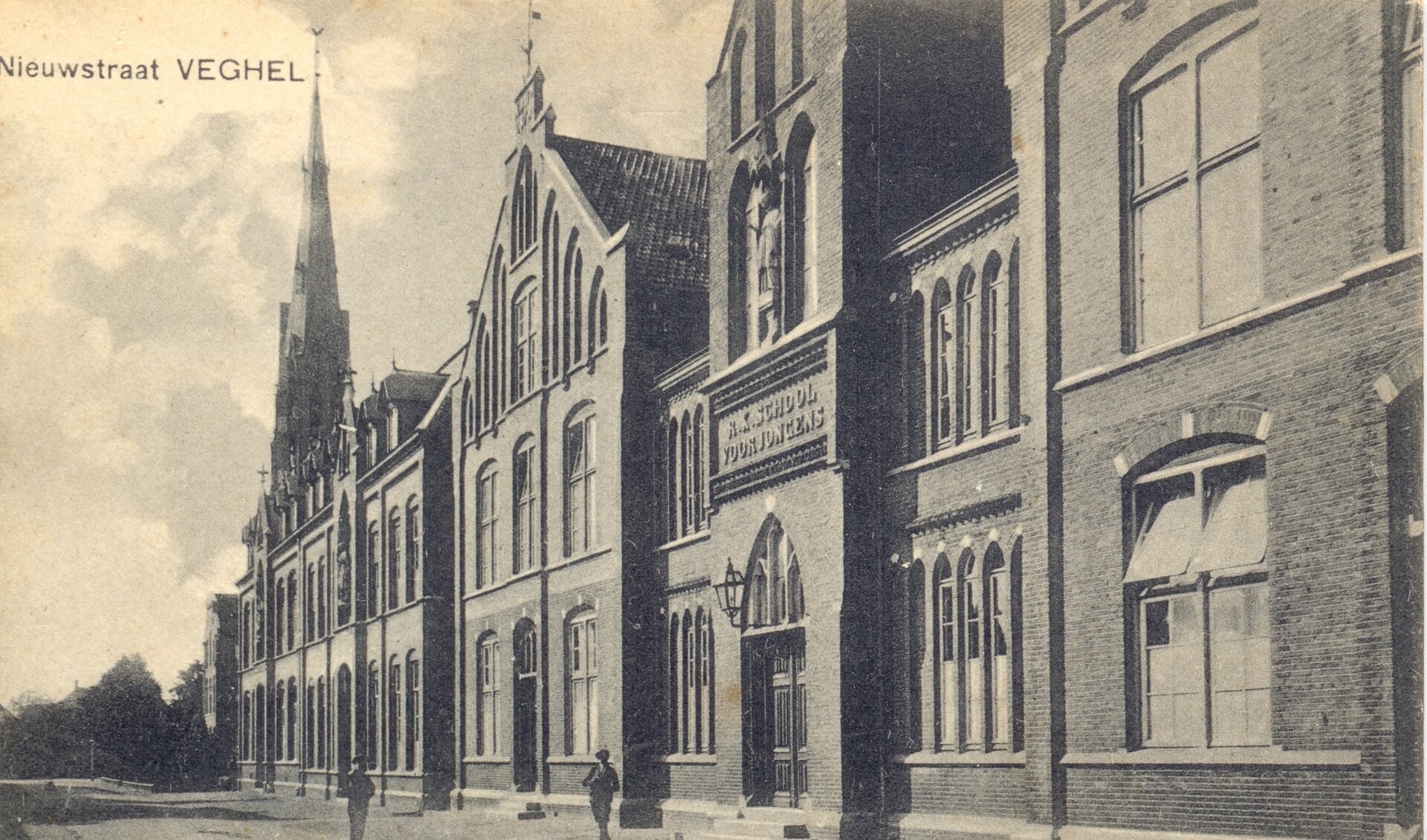 v Miertstraat (Nieuwstraat) 1918 Broederhuis en RK Jongensschoo