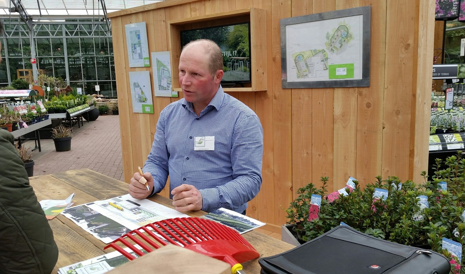 Hovenier Eric Van der Loo geeft gratis tuin- en schetsadvies.