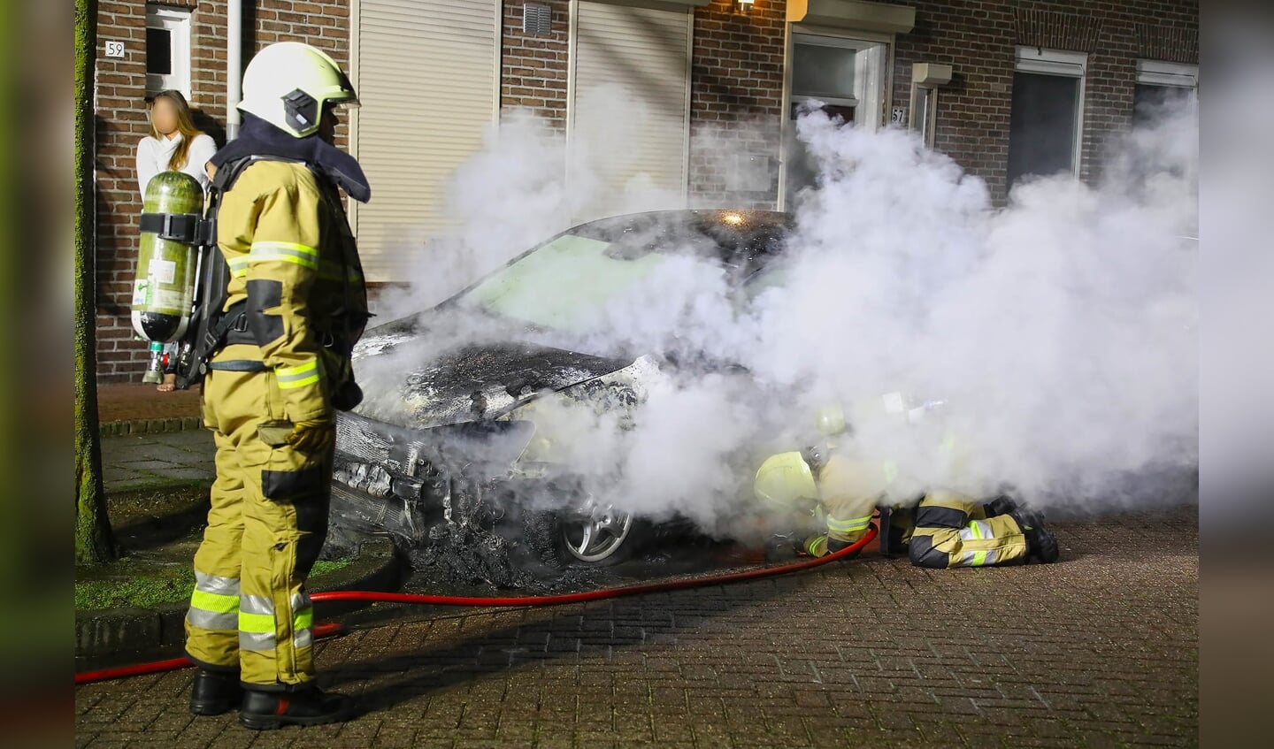 Autobranden in de Katwijkstraat. (Foto: Gabor Heeres / Foto Mallo)