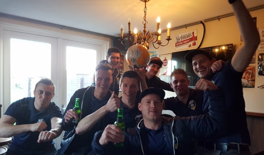 Spelers van SBV vieren de winst op Heerewaarden.