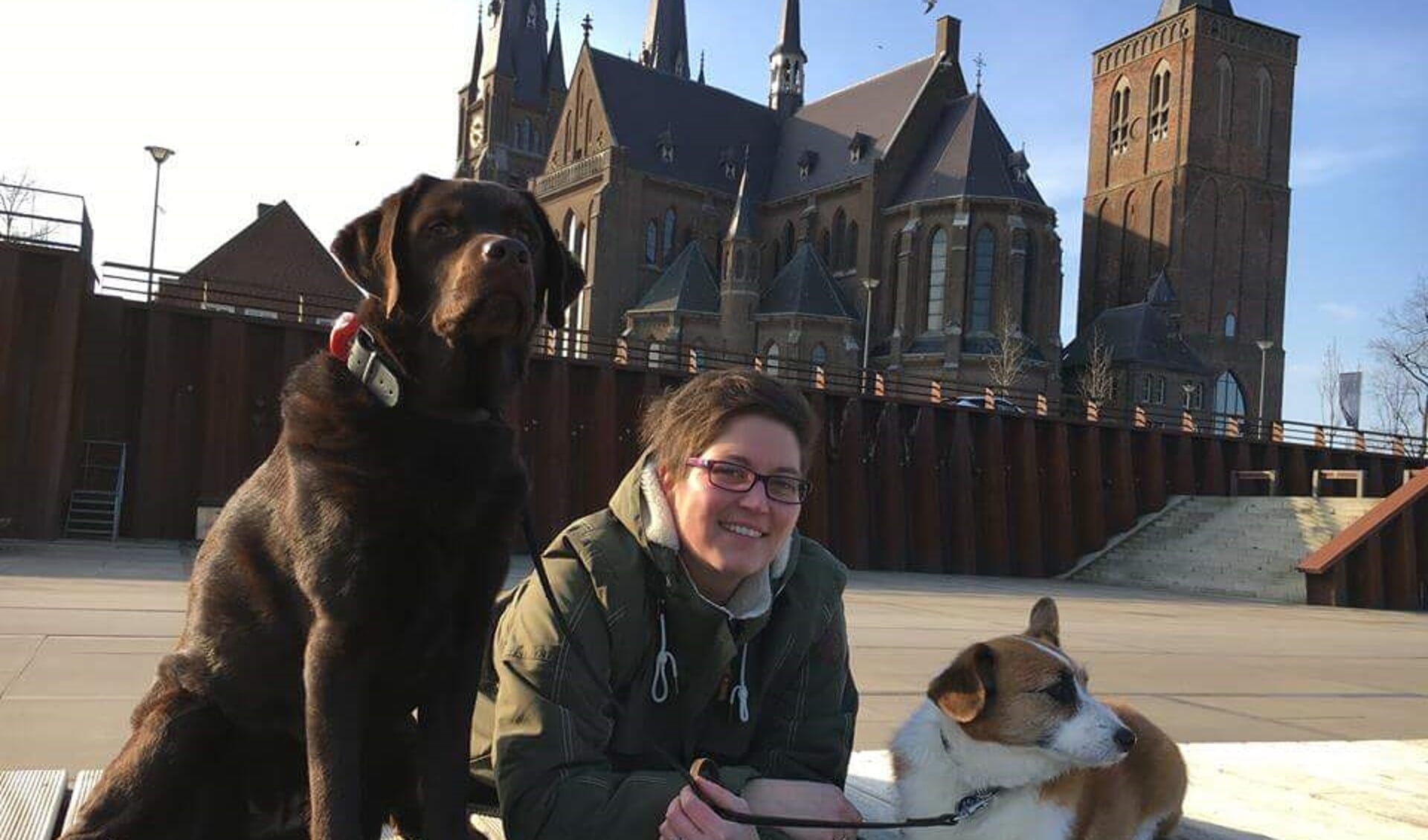 Kim de Bruijni met haar honden voor de kerk in Cuijk.
