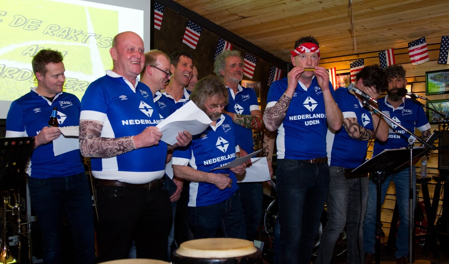 Jan van den Elzen kreeg afgelopen zaterdag een groots afscheid als voorzitter van FC De Rakt. (foto: Jolanda Ruijs-van Rossum)