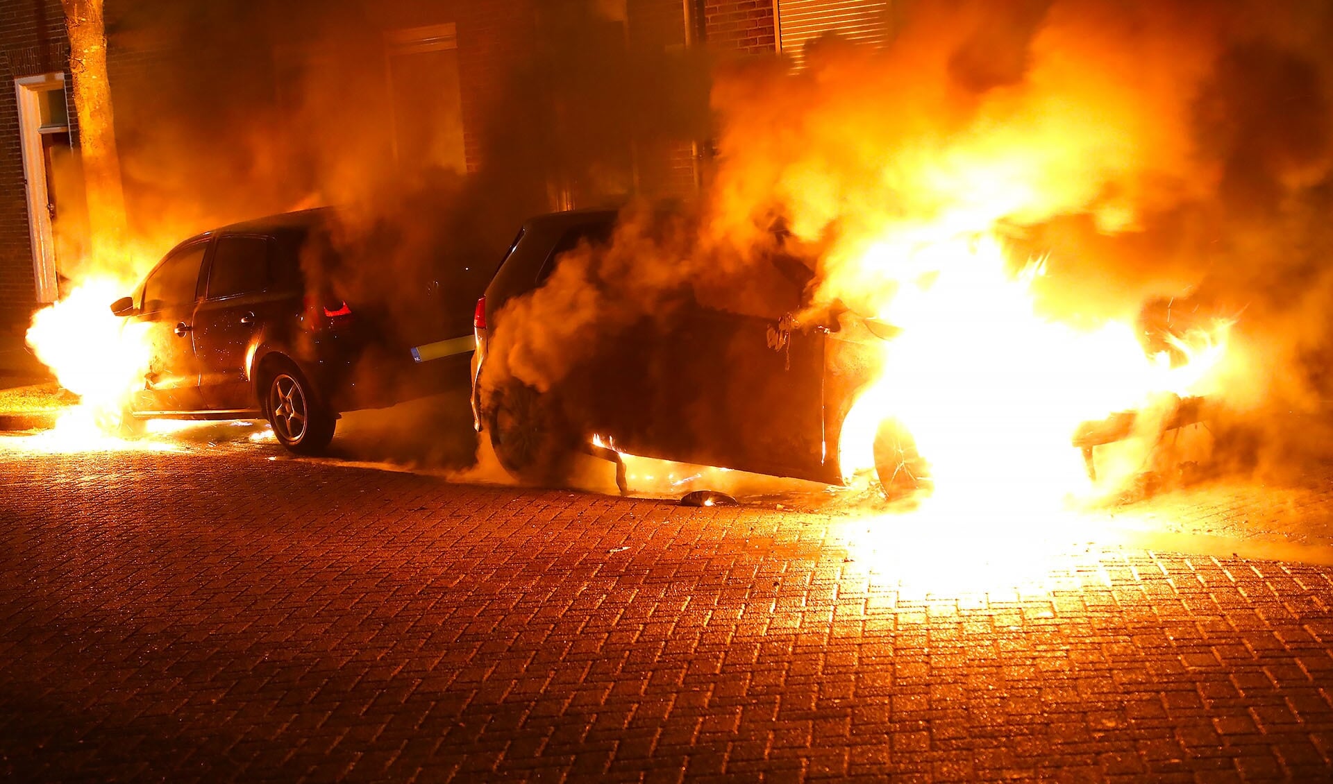 Autobranden in de Katwijkstraat. (Foto: Gabor Heeres / Foto Mallo)