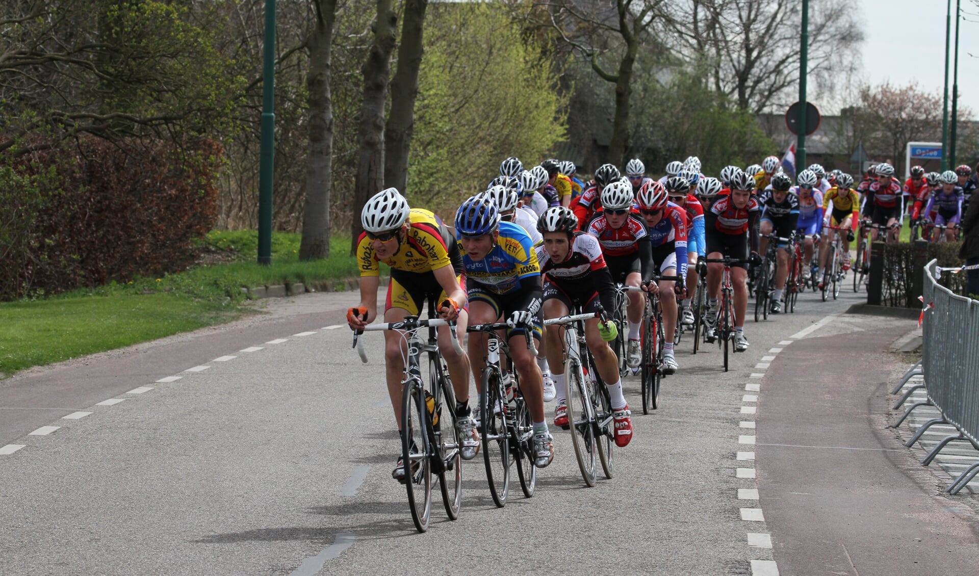 De Gouden Helm is de jaarlijkse wielerronde van Oploo, met diverse renners uit het Land van Cuijk aan het vertrek. (archieffoto: Henny Lenkens)
