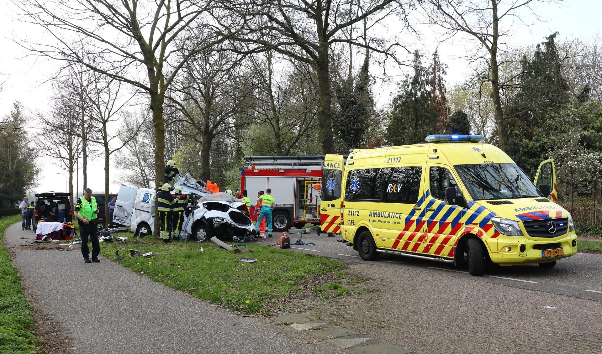 Slachtoffer bekneld bij ernstig ongeval op Berghemseweg. (Foto: Charles Mallo / Foto Mallo)