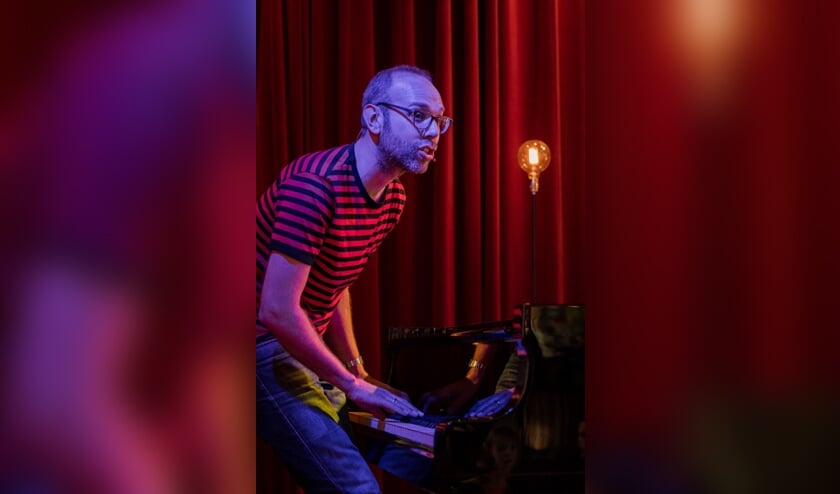 Jasper Smit vervangt de verhinderde Kim van Zeben (‘Eendje’). Zij komt in het najaar alsnog