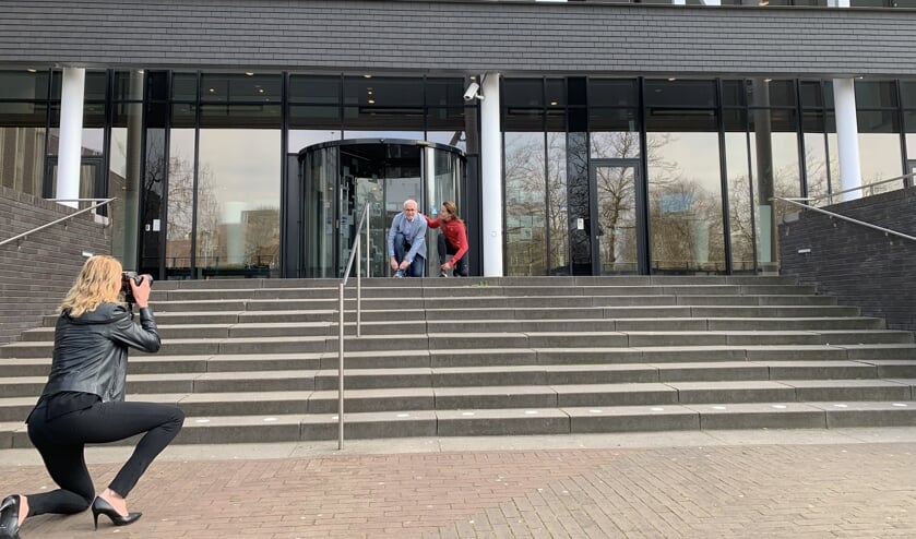 Erica Goedegebuure zet wethouder Kees van Geffen en Sandra van de Goor op de foto.