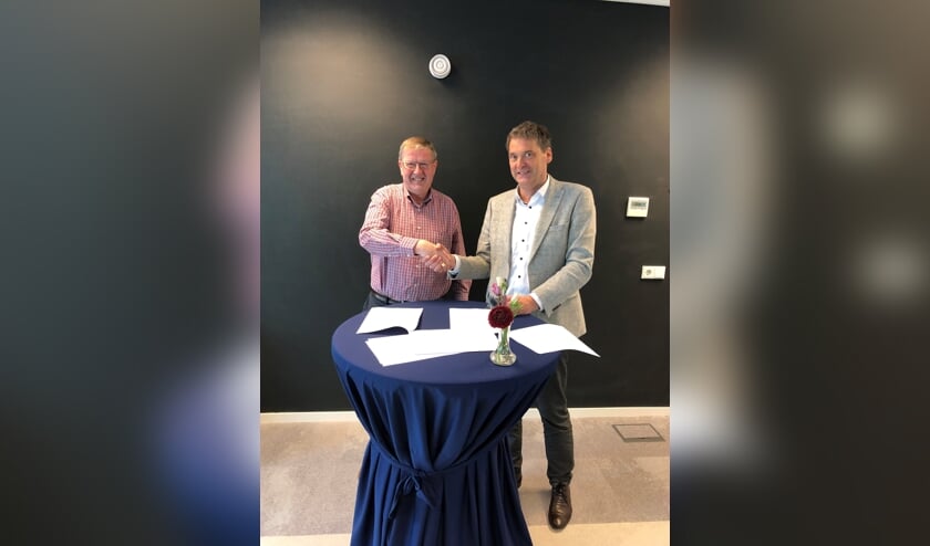 Voorzitter Riny van Dijk van de Bewonersraad van Area (links) tekent samen met directeur-bestuurder Jan van Vucht van Area het lokaal huurakkoord